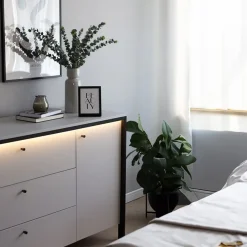 Garnero Arredamenti Comò 136x91h cm 1 anta 3 cassetti con LED grigio nero Luna Hot