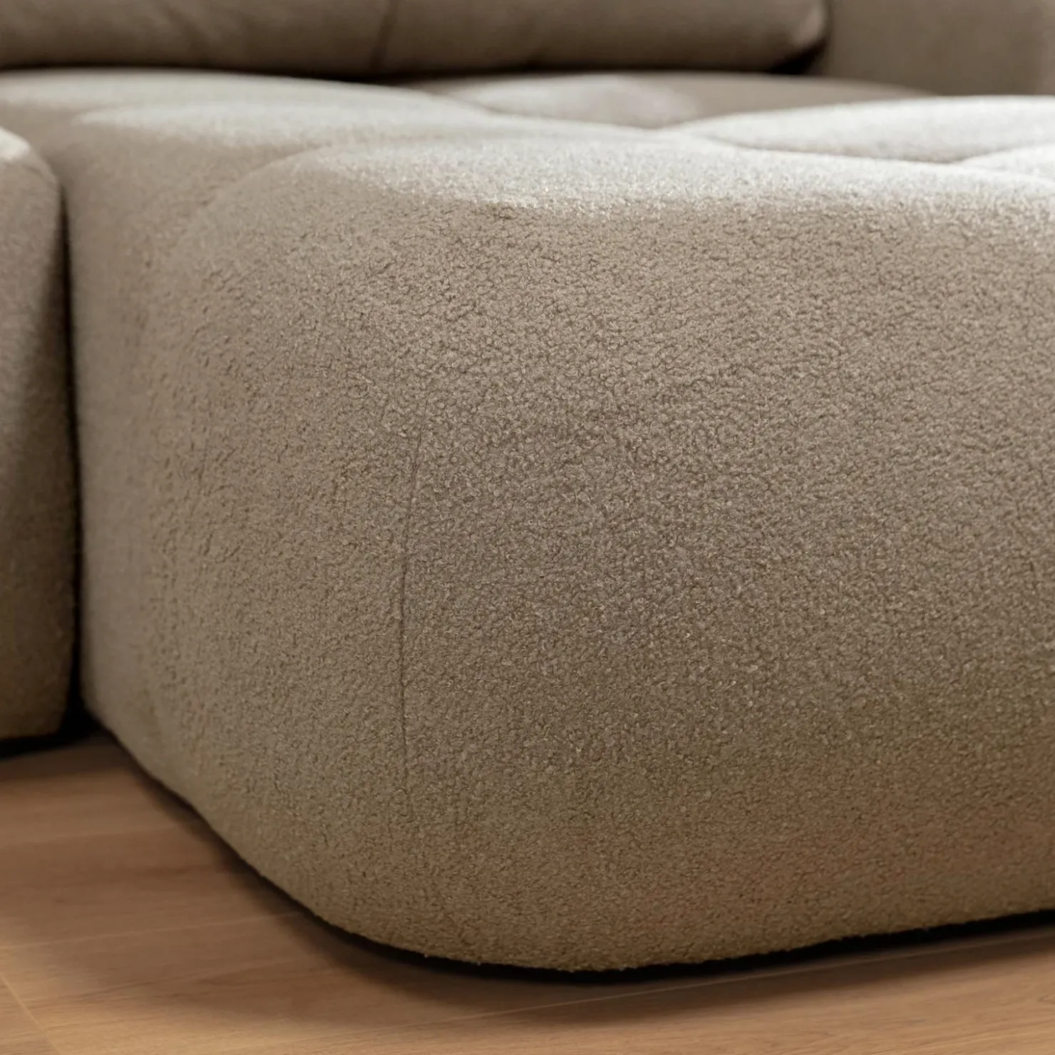 Garnero Arredamenti Divano letto con angolo a destra 4 posti 270x173cm con contenitore tessuto bouclé marrone chiaro Litos Tessuto Bouclè Marrone Chiaro Clearance