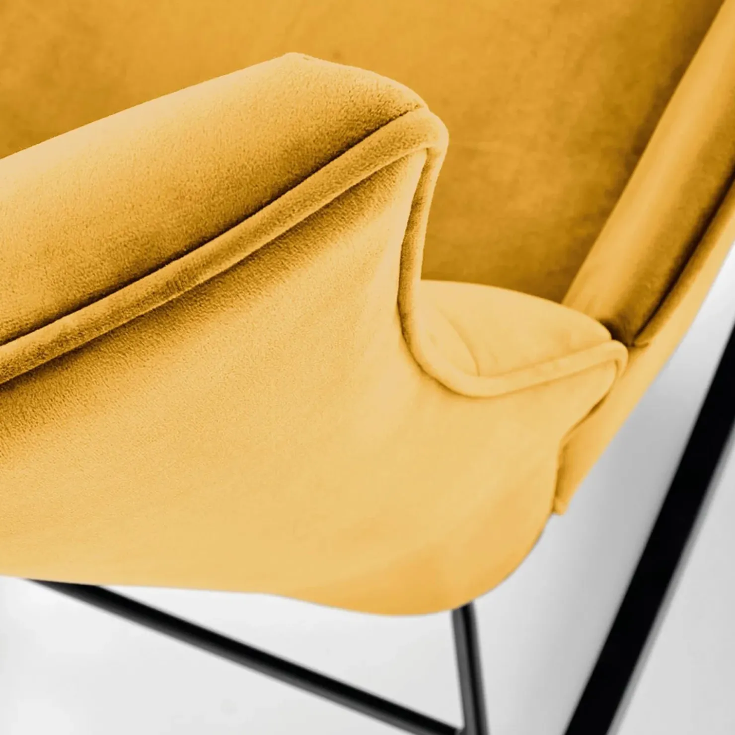 Garnero Arredamenti Poltrona a dondolo relax imbottita in velluto giallo Nanna Senape