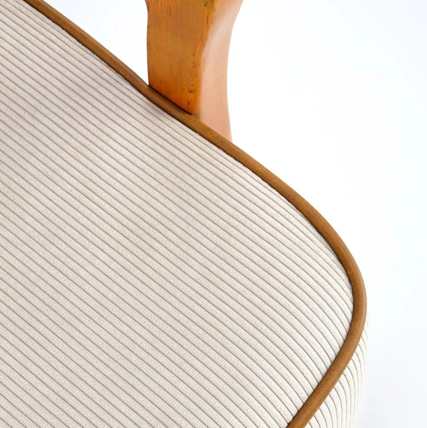 Garnero Arredamenti Poltrona moderna design in stoffa beige chiaro e gambe legno noce chiaro Bled Hot