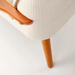 Garnero Arredamenti Poltrona moderna design in stoffa beige chiaro e gambe legno noce chiaro Bled Hot