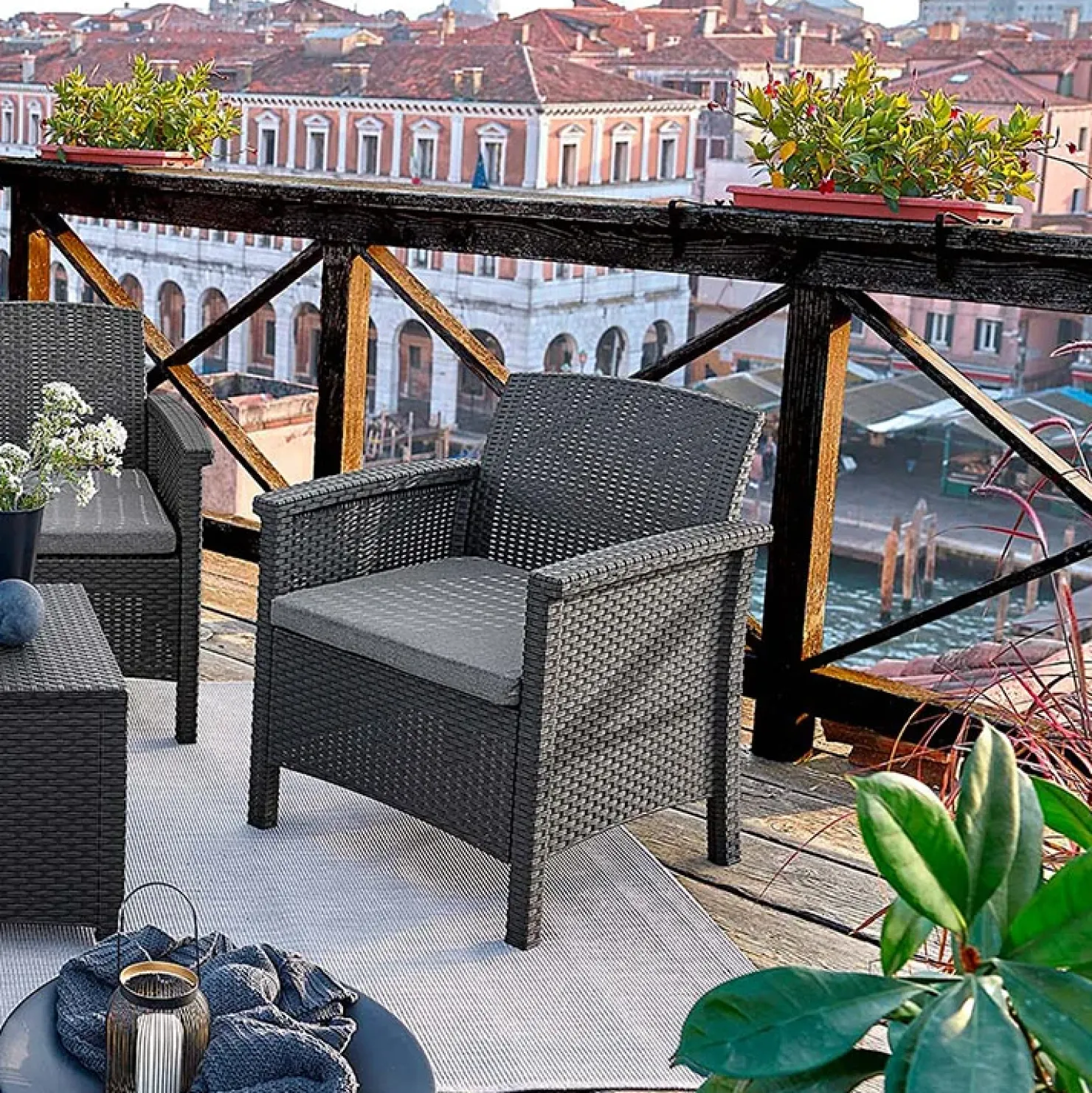 Garnero Arredamenti Salotto da giardino 2 poltrone divano tavolino con cuscini polipropilene grafite Capri Sale