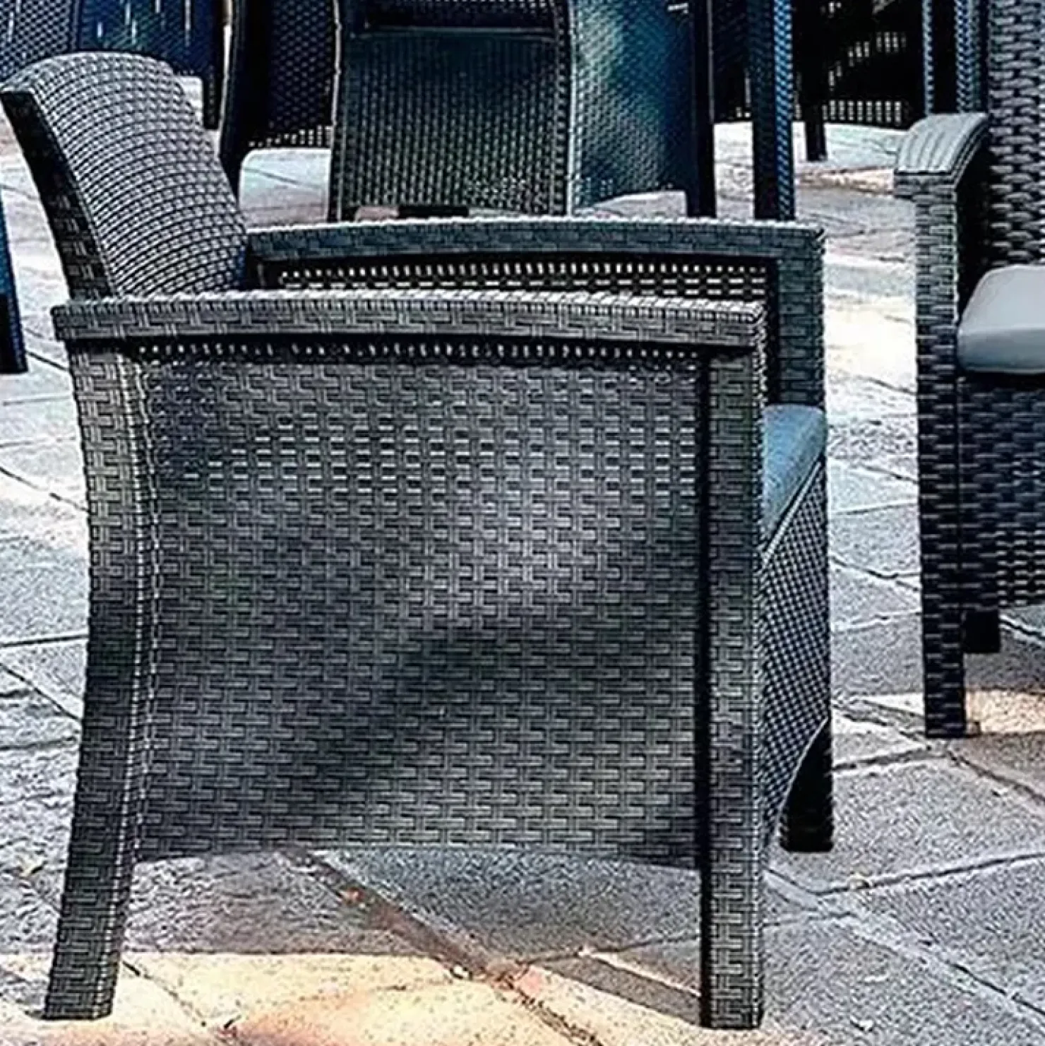 Garnero Arredamenti Salotto da giardino 2 poltrone divano tavolino con cuscini polipropilene grafite Capri Sale