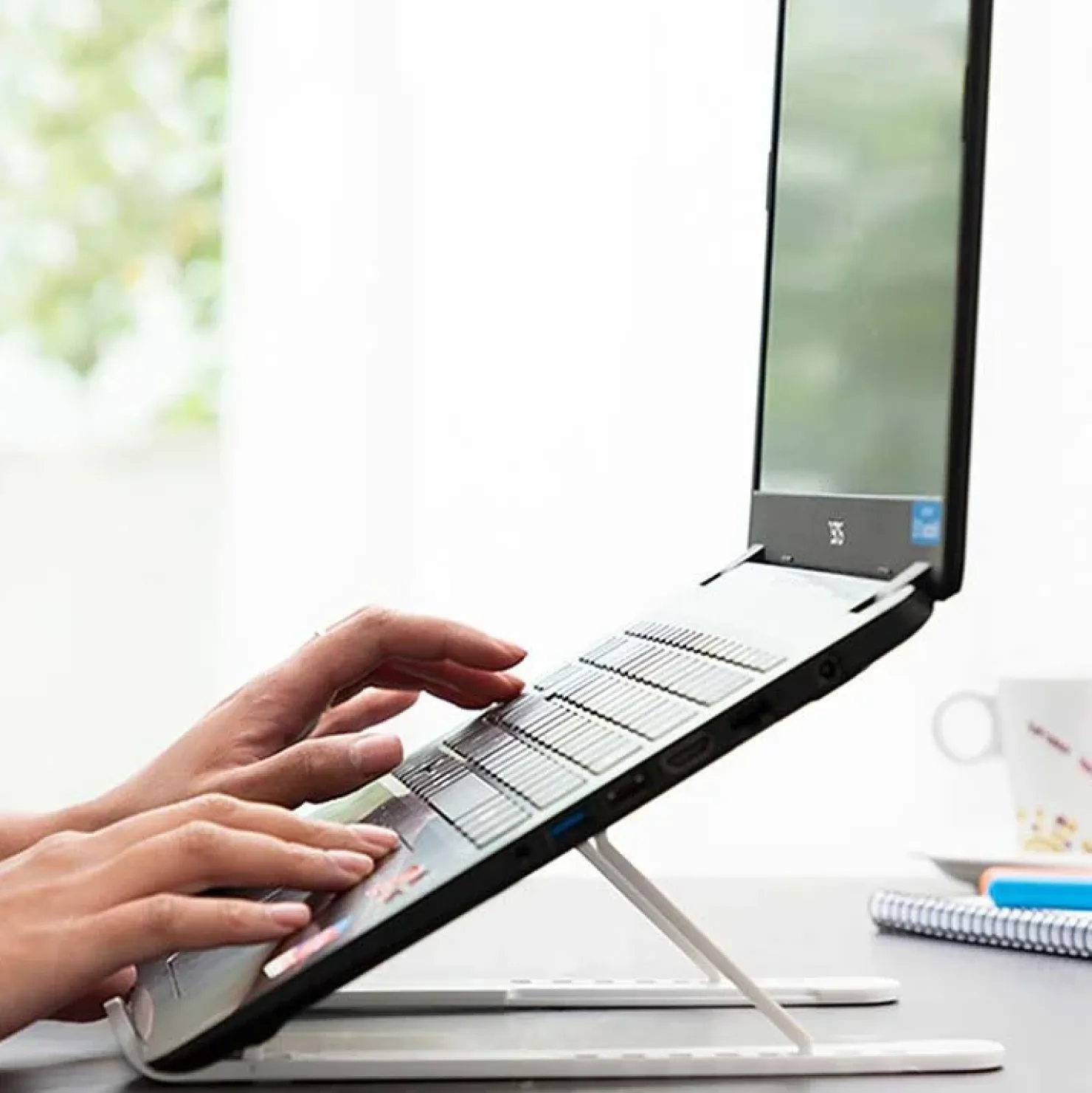 Garnero Arredamenti Supporto Pieghevole e Regolabile per PC Portatile Smart Outlet