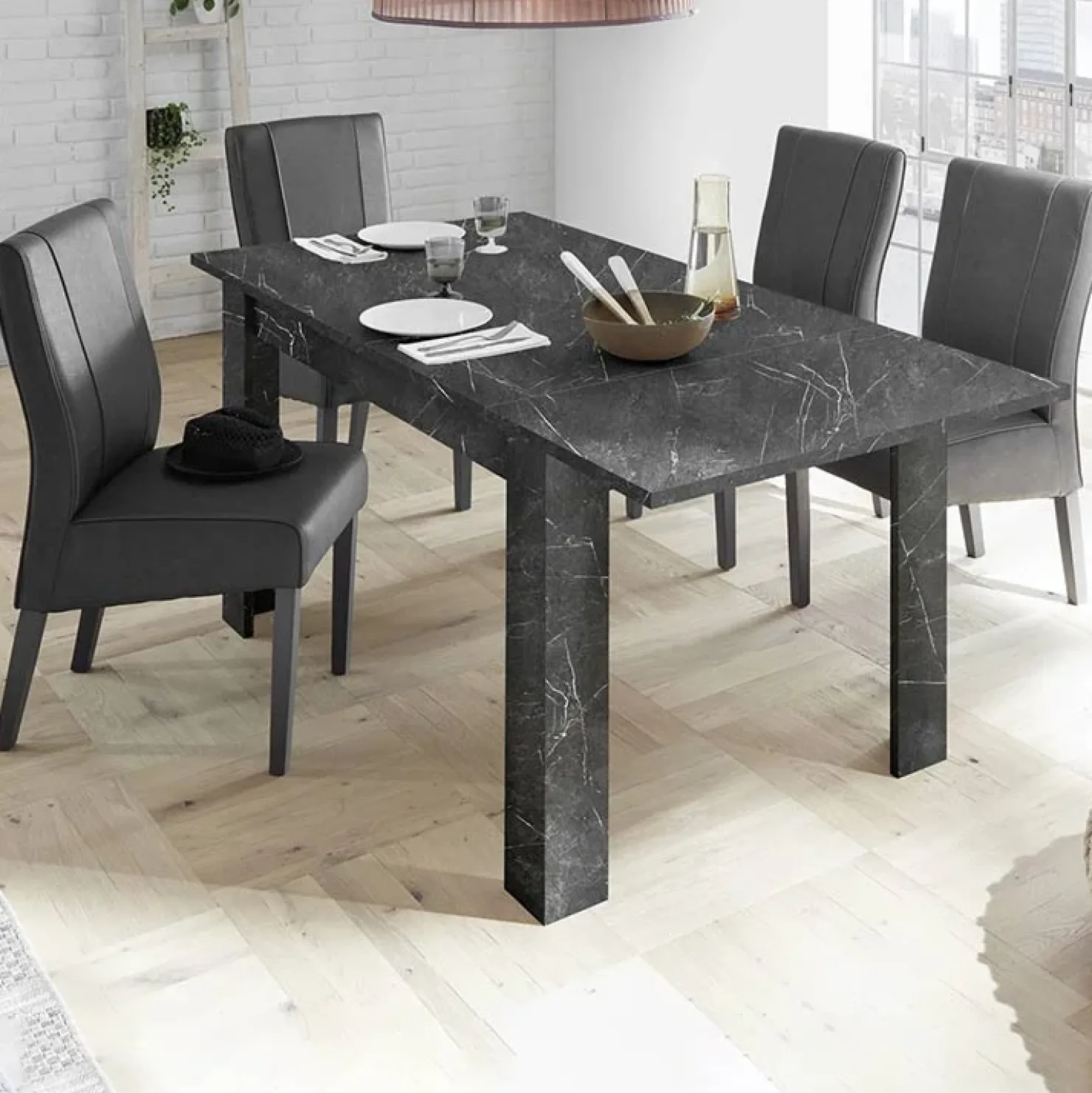 Garnero Arredamenti Tavolo 137/185cm rettangolare allungabile moderno effetto Viking Marmo Nero