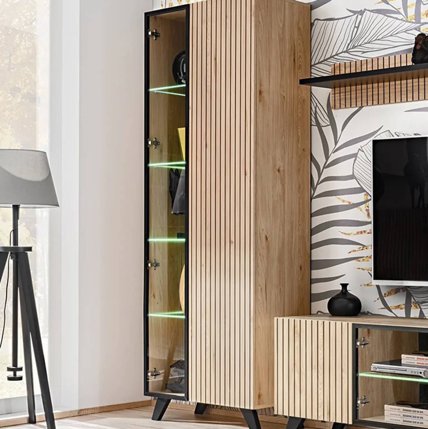 Garnero Arredamenti Vetrinetta 70x192h cm 2 ante soggiorno moderna noce con stampa nera Mendes Sale