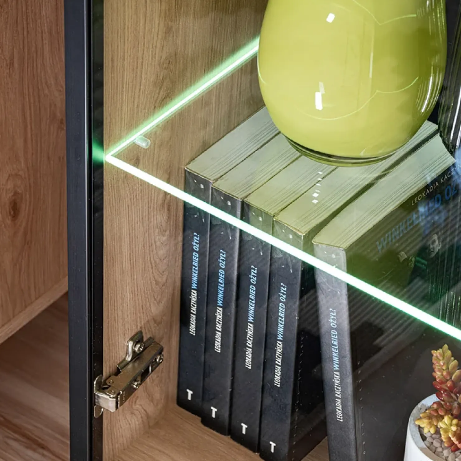 Garnero Arredamenti Vetrinetta 70x192h cm 2 ante soggiorno moderna noce con stampa nera Mendes Sale